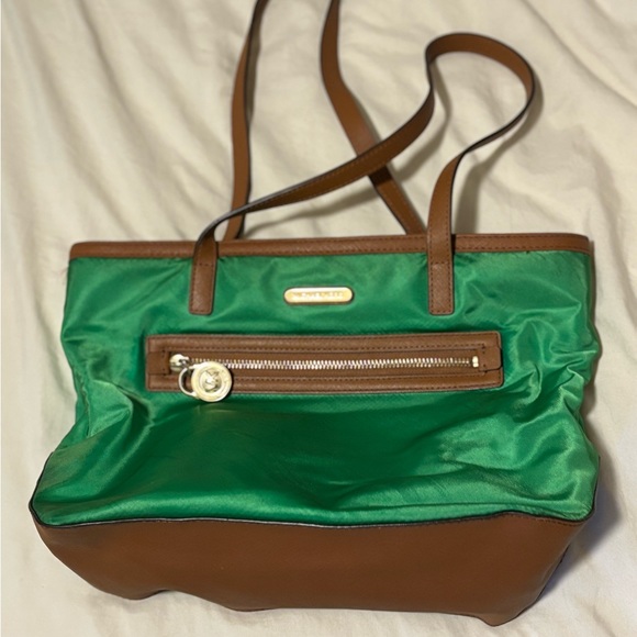 Michael Kors Green Shoulder Bag
Leather Straps - Picture 3 of 5